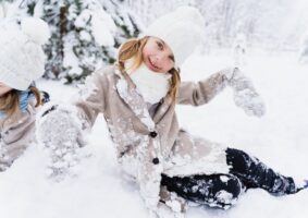 Jak ubrać ciepło dziewczynkę w zimę?