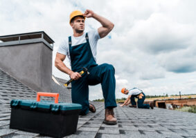 Bezpieczeństwo na dachu — najlepsze praktyki i sprzęt ochronny