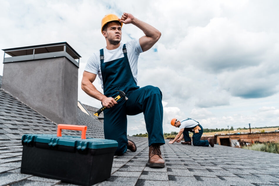 Bezpieczeństwo na dachu — najlepsze praktyki i sprzęt ochronny